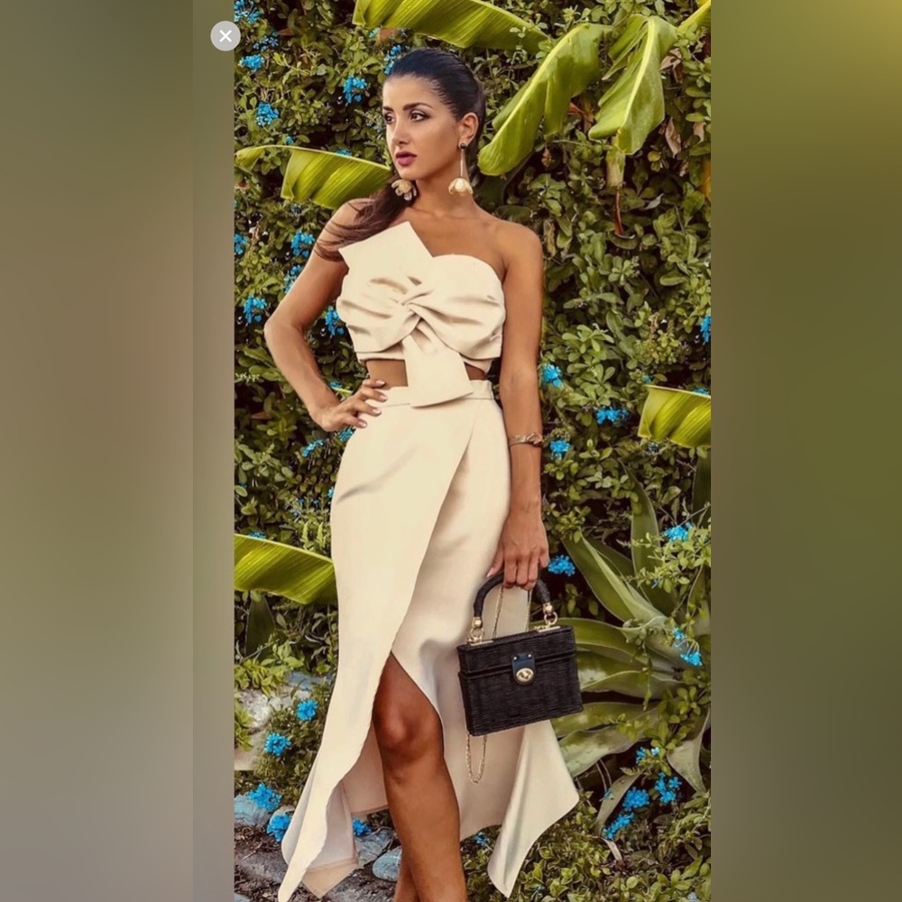 Chicwish Sweet Knot Bustier Top and Flap
Midi Slit Skirt Set in Beige. Size XS